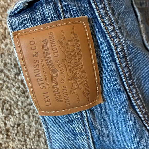 Levi Distressed Blue Jeans - Picture 3 of 4